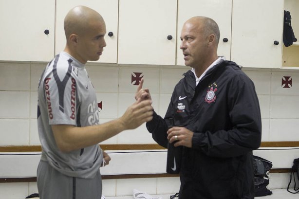 O goleiro Julio Cesar conversa com o preparador de goleiros Mauri Lima nos vestiários antes da partida entre Botafogo x Corinthians, realizada esta noite no estádio de São Januário, pela 10ª rodada do Campeonato Brasileiro de 2011