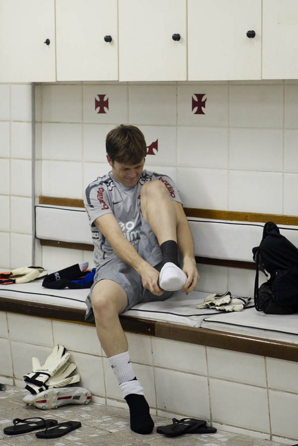 Renan nos vestiários antes da partida entre Botafogo x Corinthians, realizada esta noite no estádio de São Januário, pela 10ª rodada do Campeonato Brasileiro de 2011