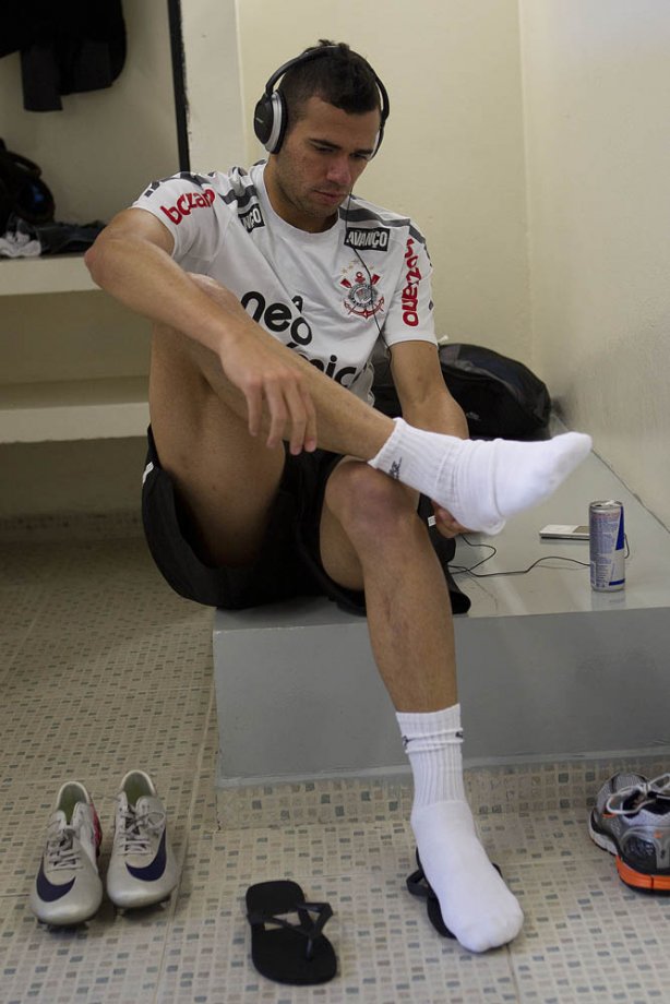 Leandro Castán nos vestiários antes da partida entre Corinthians x Cruzeiro, realizada esta tarde no estádio do Pacaembu, pela 11ª rodada do Campeonato Brasileiro de 2011