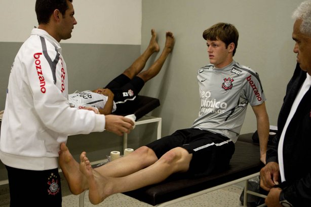 O enfermeiro Alex Dias e Renan nos vestiários antes da partida entre Corinthians x Cruzeiro, realizada esta tarde no estádio do Pacaembu, pela 11ª rodada do Campeonato Brasileiro de 2011
