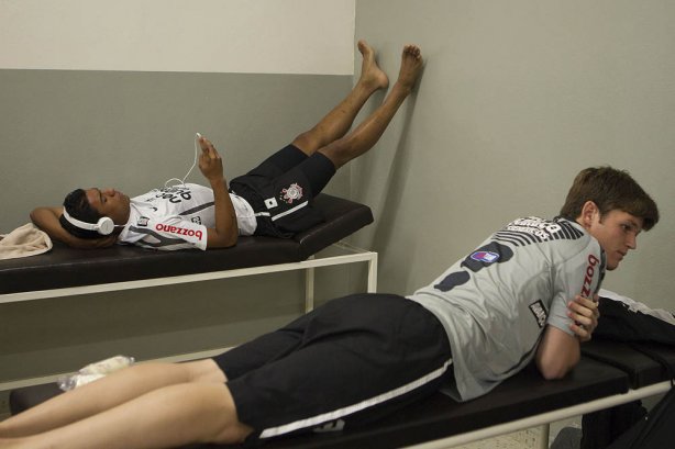 Paulinho e Renan nos vestiários antes da partida entre Corinthians x Cruzeiro, realizada esta tarde no estádio do Pacaembu, pela 11ª rodada do Campeonato Brasileiro de 2011