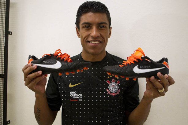 Paulinho nos vestiários antes da partida entre Corinthians x Cruzeiro, realizada esta tarde no estádio do Pacaembu, pela 11ª rodada do Campeonato Brasileiro de 2011