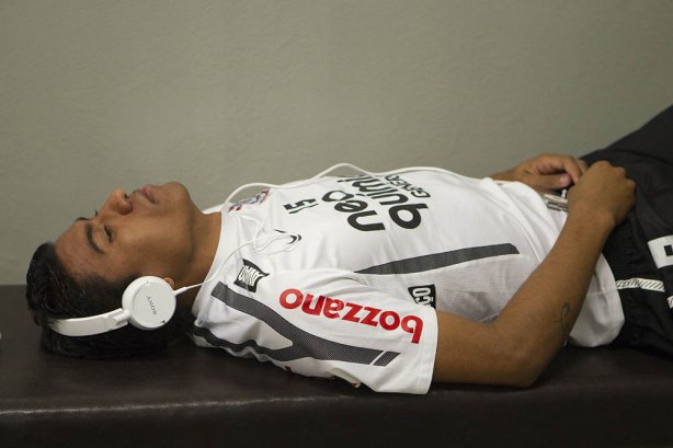 Paulinho nos vestiários antes da partida entre Corinthians x Cruzeiro, realizada esta tarde no estádio do Pacaembu, pela 11ª rodada do Campeonato Brasileiro de 2011