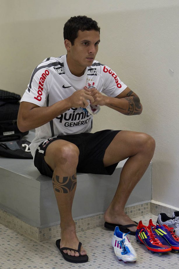 Ramon nos vestiários antes da partida entre Corinthians x Cruzeiro, realizada esta tarde no estádio do Pacaembu, pela 11ª rodada do Campeonato Brasileiro de 2011
