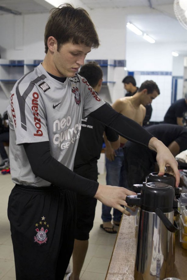 Renan que faz seu primeiro jogo contra seu ex-time nos vestiários antes da partida entre Avaí x Corinthians realizada esta tarde no estádio da Ressacada em Florianopolis/SC, pela 13ª rodada do Campeonato Brasileiro de 2011
