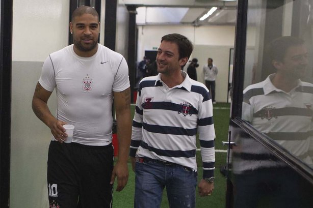 Adriano com o diretor de futebol Duilio Monteiro Alves nos vestiários antes da partida entre Corinthians x Atlético-GO, realizada esta noite no estádio do Pacaembu, válida pela 28ª rodada do Campeonato Brasileiro de 2011