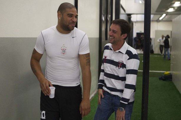 Adriano com o diretor de futebol Duilio Monteiro Alves nos vestiários antes da partida entre Corinthians x Atlético-GO, realizada esta noite no estádio do Pacaembu, válida pela 28ª rodada do Campeonato Brasileiro de 2011