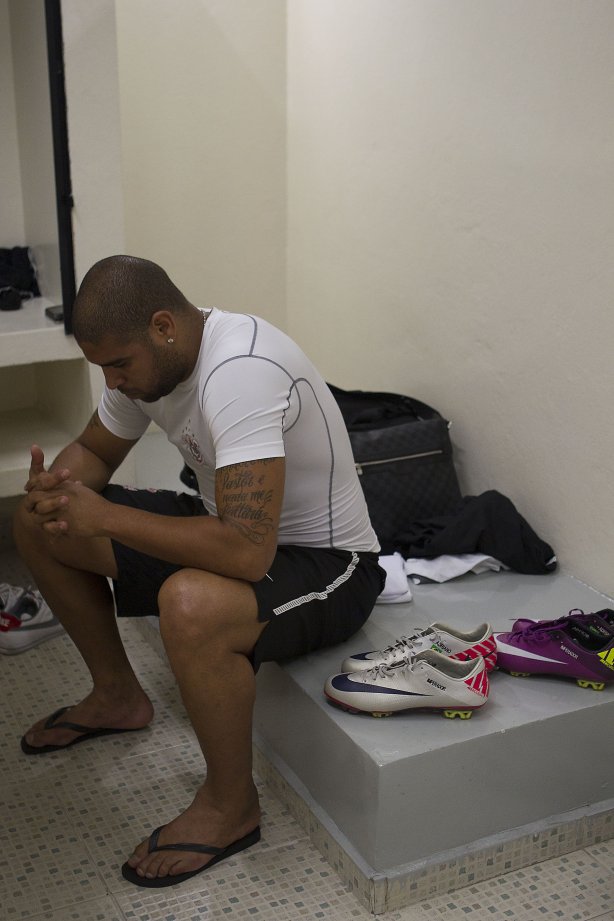 Adriano nos vestiários antes da partida entre Corinthians x Atlético-GO, realizada esta noite no estádio do Pacaembu, válida pela 28ª rodada do Campeonato Brasileiro de 2011