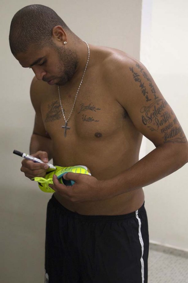 Adriano nos vestiários antes da partida entre Corinthians x Atlético-GO, realizada esta noite no estádio do Pacaembu, válida pela 28ª rodada do Campeonato Brasileiro de 2011