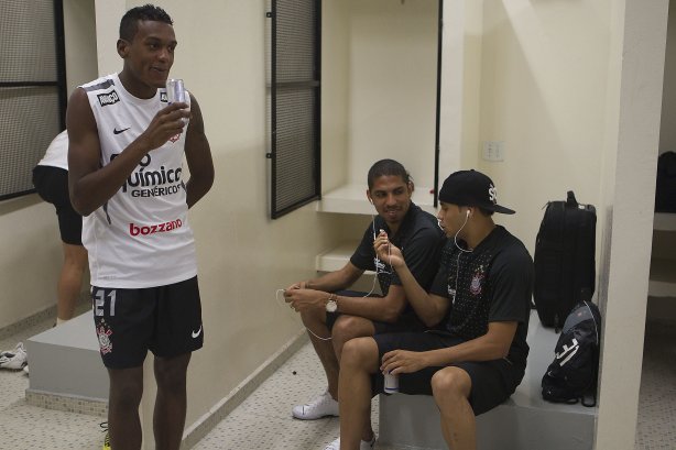 Edenilson; Wallace e Welder nos vestiários antes da partida entre Corinthians x Atlético-GO, realizada esta noite no estádio do Pacaembu, válida pela 28ª rodada do Campeonato Brasileiro de 2011