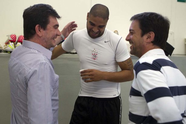 O presidente do Corinthians Andres Sanchez com Adriano e o diretor Duilio Monteiro Alves(d) nos vestiários antes da partida entre Corinthians x Atlético-GO, realizada esta noite no estádio do Pacaembu, válida pela 28ª rodada do Campeonato Brasileiro de 2011