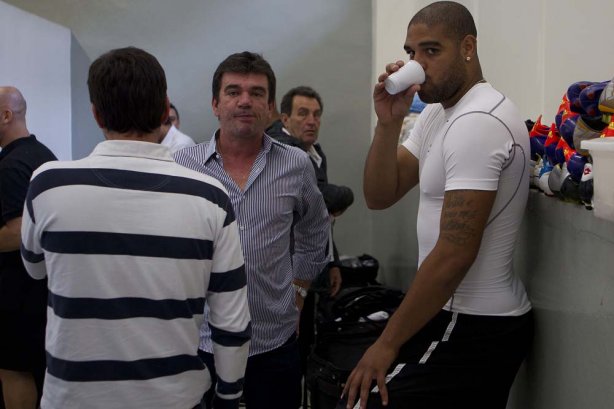 O presidente do Corinthians Andres Sanchez e Adriano nos vestiários antes da partida entre Corinthians x Atlético-GO, realizada esta noite no estádio do Pacaembu, válida pela 28ª rodada do Campeonato Brasileiro de 2011