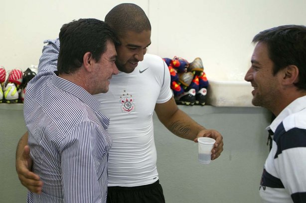 O presidente do Corinthians Andres Sanchez(e) com Adriano e o diretor Duilio Monteiro Alves nos vestiários antes da partida entre Corinthians x Atlético-GO, realizada esta noite no estádio do Pacaembu, válida pela 28ª rodada do Campeonato Brasileiro de 2011