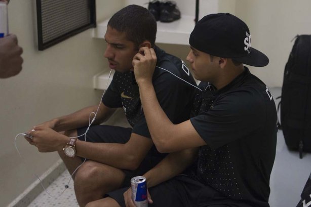 Wallace e Welder nos vestiários antes da partida entre Corinthians x Atlético-GO, realizada esta noite no estádio do Pacaembu, válida pela 28ª rodada do Campeonato Brasileiro de 2011