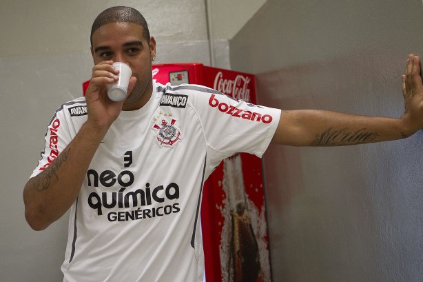 Adriano nos vestiários antes da partida entre Corinthians x Botafogo, realizada esta noite no estádio do Pacaembu, válida pela 29ª rodada do Campeonato Brasileiro de 2011