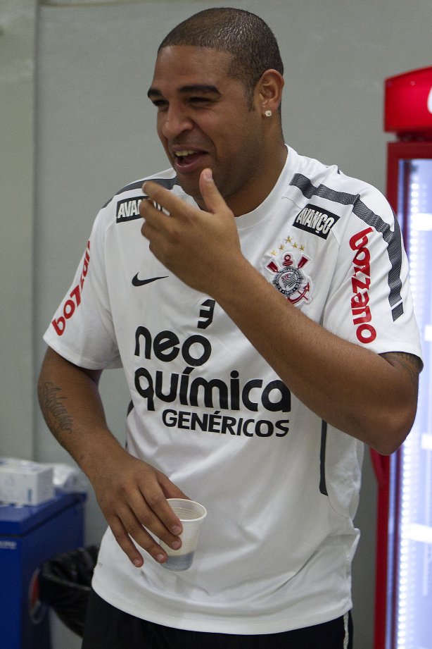 Adriano nos vestiários antes da partida entre Corinthians x Botafogo, realizada esta noite no estádio do Pacaembu, válida pela 29ª rodada do Campeonato Brasileiro de 2011