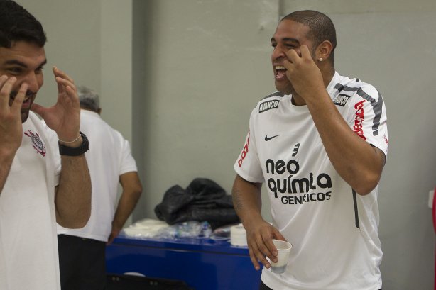 Bruno Mazziotti, fisioterapeuta, e Adriano nos vestiários antes da partida entre Corinthians x Botafogo, realizada esta noite no estádio do Pacaembu, válida pela 29ª rodada do Campeonato Brasileiro de 2011