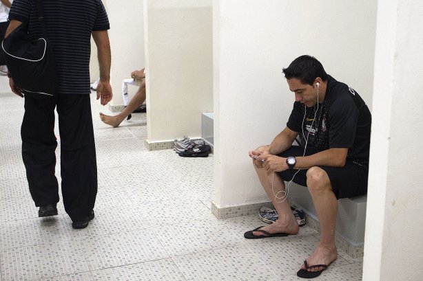 Chicão nos vestiários antes da partida entre Corinthians x Botafogo, realizada esta noite no estádio do Pacaembu, válida pela 29ª rodada do Campeonato Brasileiro de 2011