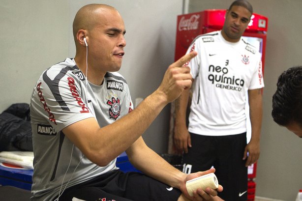 Julio Cesar, que completa 100 jogos hoje, e Adriano nos vestiários antes da partida entre Corinthians x Botafogo, realizada esta noite no estádio do Pacaembu, válida pela 29ª rodada do Campeonato Brasileiro de 2011