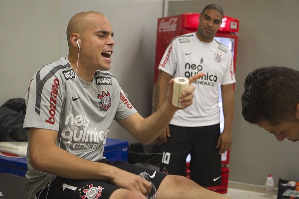 Julio Cesar, que hoje completa 100 jogos pelo Corinthians, e Adriano nos vestiários antes da partida entre Corinthians x Botafogo, realizada esta noite no estádio do Pacaembu, válida pela 29ª rodada do Campeonato Brasileiro de 2011