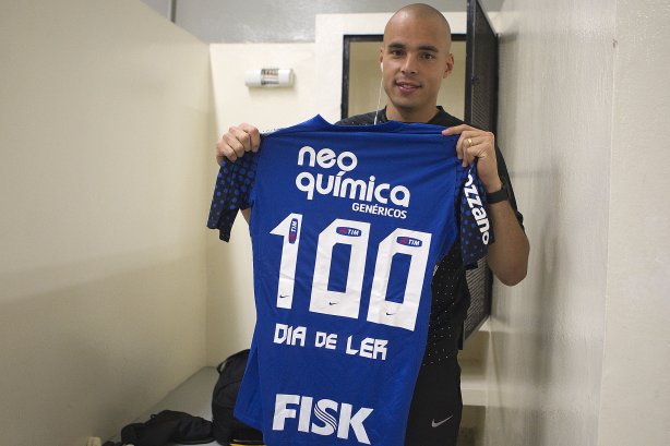 O goleiro Julio Cesar completa 100 jogos com a camisa do Corinthians, nos vestiários antes da partida entre Corinthians x Botafogo, realizada esta noite no estádio do Pacaembu, válida pela 29ª rodada do Campeonato Brasileiro de 2011