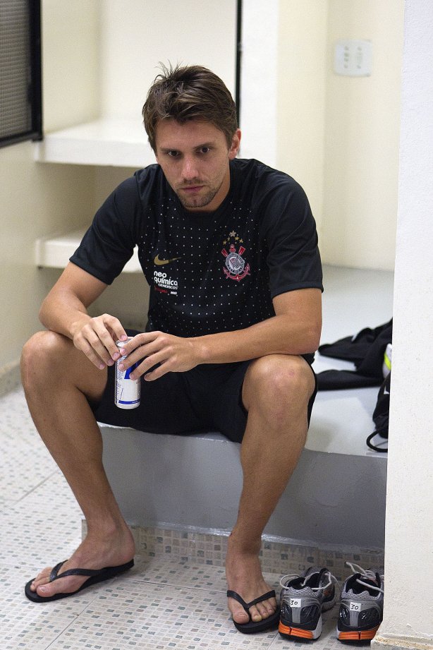 Paulo André nos vestiários antes da partida entre Corinthians x Botafogo, realizada esta noite no estádio do Pacaembu, válida pela 29ª rodada do Campeonato Brasileiro de 2011