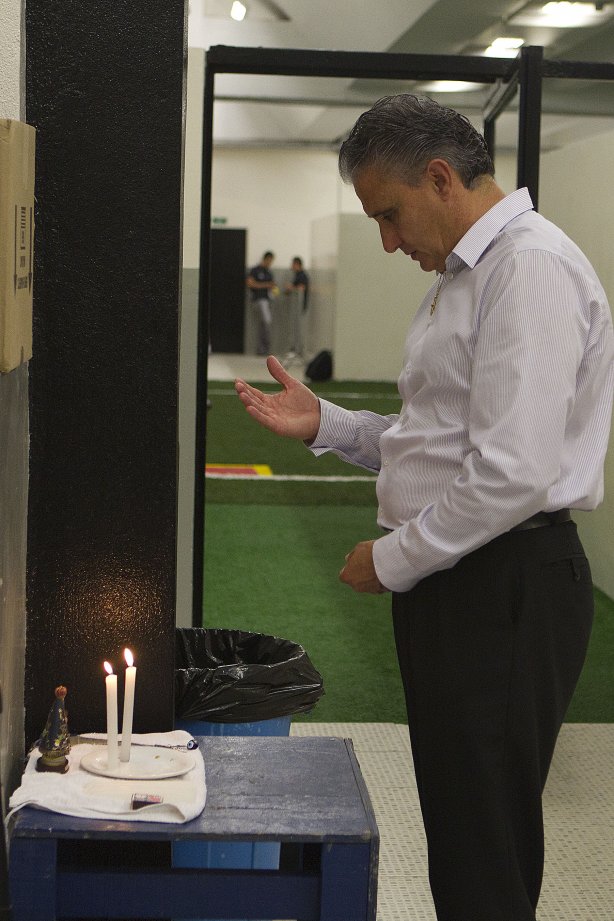 Tite rezando nos vestiários antes da partida entre Corinthians x Botafogo, realizada esta noite no estádio do Pacaembu, válida pela 29ª rodada do Campeonato Brasileiro de 2011