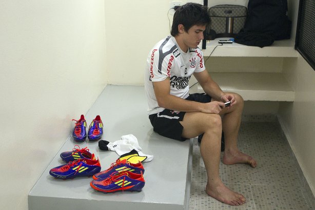 Willian nos vestiários antes da partida entre Corinthians x Botafogo, realizada esta noite no estádio do Pacaembu, válida pela 29ª rodada do Campeonato Brasileiro de 2011