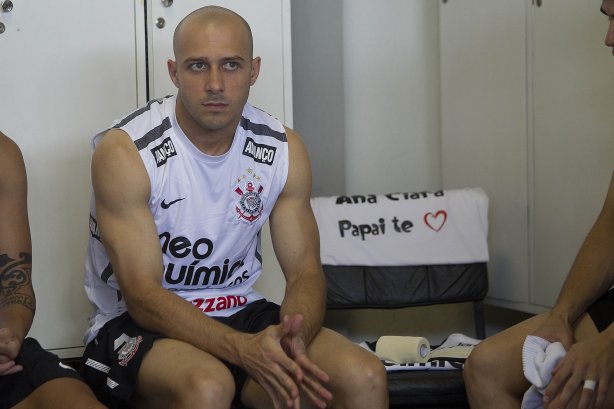 Alessandro com uma camisa em homenagem a sua filha nos vestiários antes da partida entre Cruzeiro x Corinthians, realizada esta tarde no estádio da Arena do Jacaré, em Sete Lagoas/MG, válida pela 30ª rodada do Campeonato Brasileiro de 2011