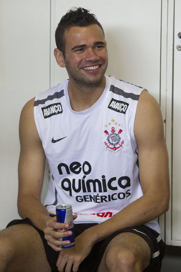 Leandro Castán nos vestiários antes da partida entre Cruzeiro x Corinthians, realizada esta tarde no estádio da Arena do Jacaré, em Sete Lagoas/MG, válida pela 30ª rodada do Campeonato Brasileiro de 2011