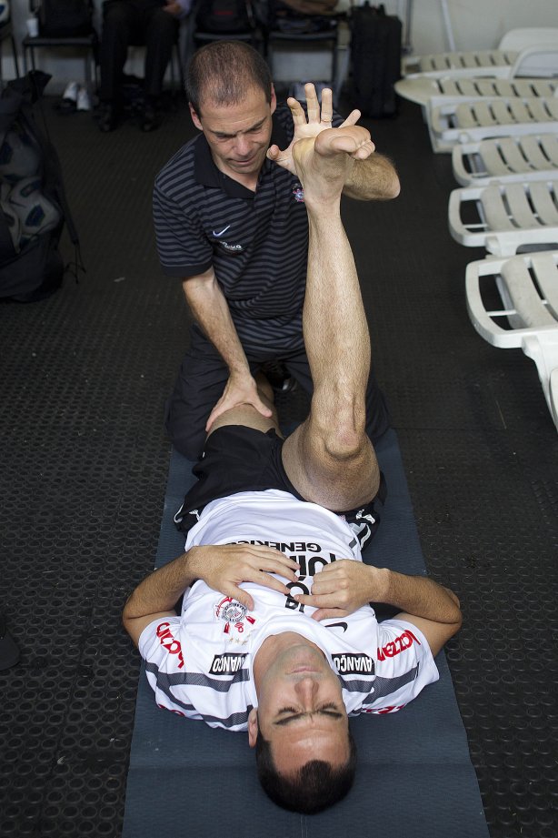 O fisioterapeuta Betinho com Danilo nos vestiários antes da partida entre Cruzeiro x Corinthians, realizada esta tarde no estádio da Arena do Jacaré, em Sete Lagoas/MG, válida pela 30ª rodada do Campeonato Brasileiro de 2011