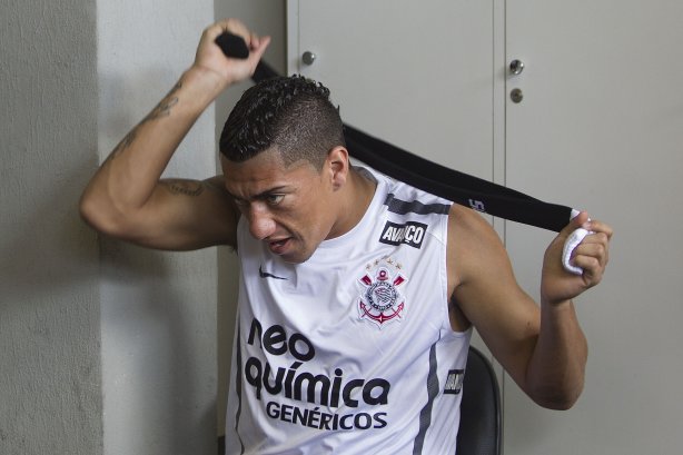 Ralf nos vestiários antes da partida entre Cruzeiro x Corinthians, realizada esta tarde no estádio da Arena do Jacaré, em Sete Lagoas/MG, válida pela 30ª rodada do Campeonato Brasileiro de 2011