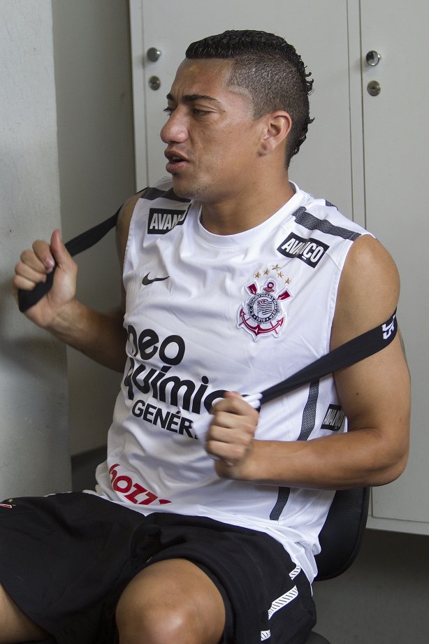 Ralf nos vestiários antes da partida entre Cruzeiro x Corinthians, realizada esta tarde no estádio da Arena do Jacaré, em Sete Lagoas/MG, válida pela 30ª rodada do Campeonato Brasileiro de 2011