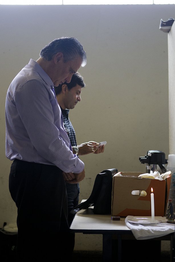 Tite rezando nos vestiários antes da partida entre Cruzeiro x Corinthians, realizada esta tarde no estádio da Arena do Jacaré, em Sete Lagoas/MG, válida pela 30ª rodada do Campeonato Brasileiro de 2011