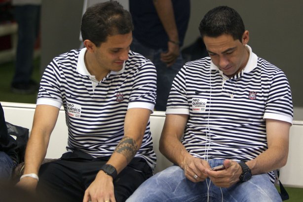 Fabio Santos e Chicão nos vestiários antes da partida entre Internacional/RS x Corinthians, realizada esta tarde no estádio Beira Rio, em Porto Alegre/RS, válida pela 31ª rodada do Campeonato Brasileiro de 2011