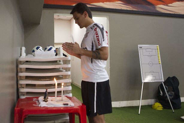 Fabio Santos nos vestiários antes da partida entre Internacional/RS x Corinthians, realizada esta tarde no estádio Beira Rio, em Porto Alegre/RS, válida pela 31ª rodada do Campeonato Brasileiro de 2011