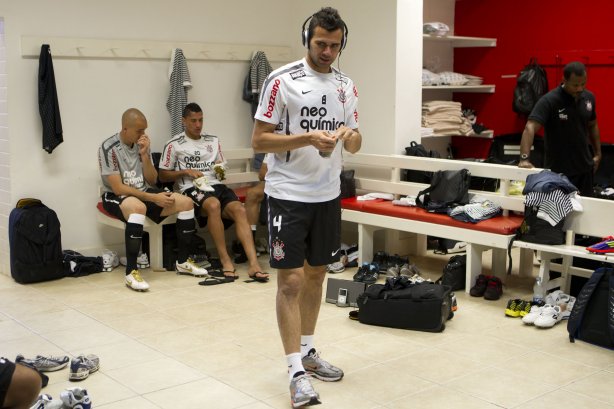 Leandro Castán nos vestiários antes da partida entre Internacional/RS x Corinthians, realizada esta tarde no estádio Beira Rio, em Porto Alegre/RS, válida pela 31ª rodada do Campeonato Brasileiro de 2011