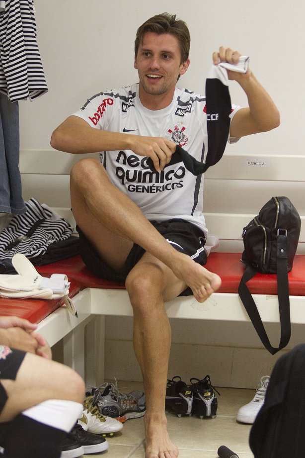 Paulo André nos vestiários antes da partida entre Internacional/RS x Corinthians, realizada esta tarde no estádio Beira Rio, em Porto Alegre/RS, válida pela 31ª rodada do Campeonato Brasileiro de 2011