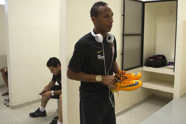 Bruno Octavio e Liedson nos vestiários antes da partida entre Corinthians x Avaí, realizada esta tarde no estádio do Pacaembu, válida pela 32ª rodada do Campeonato Brasileiro de 2011