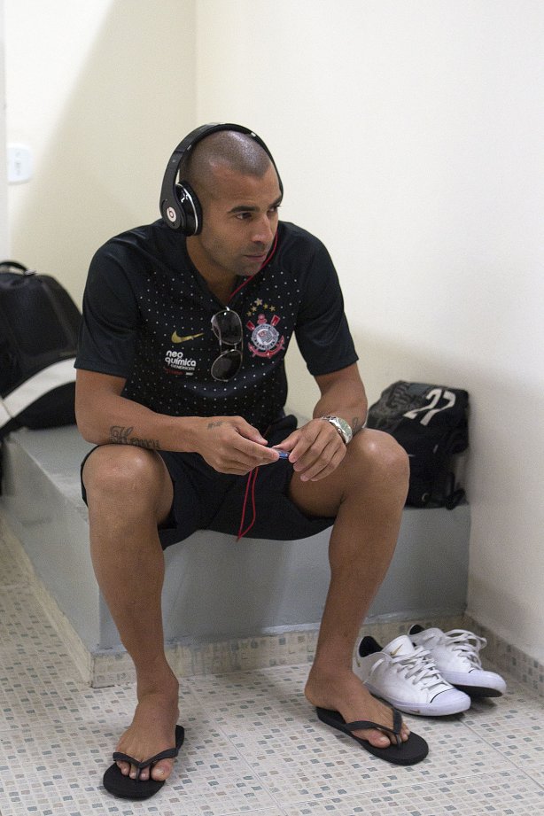 Emerson nos vestiários antes da partida entre Corinthians x Avaí, realizada esta tarde no estádio do Pacaembu, válida pela 32ª rodada do Campeonato Brasileiro de 2011