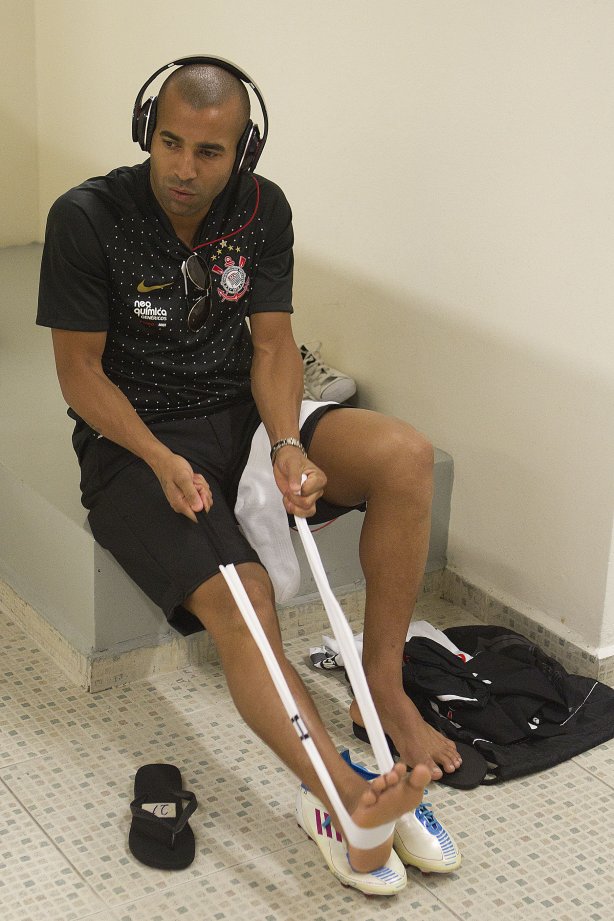 Emerson nos vestiários antes da partida entre Corinthians x Avaí, realizada esta tarde no estádio do Pacaembu, válida pela 32ª rodada do Campeonato Brasileiro de 2011