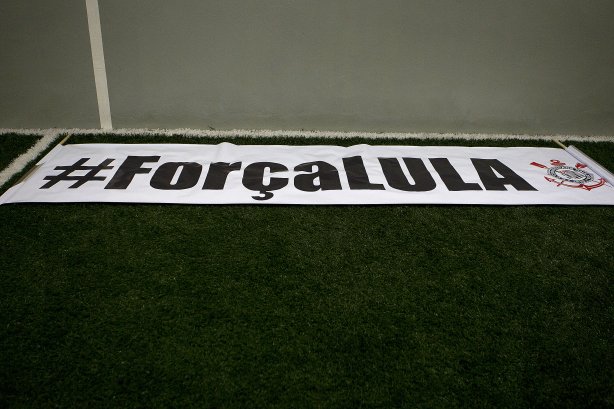 Faixa em homenagem ao ex-presidente Luiz Inacio Lula da Silva nos vestiários antes da partida entre Corinthians x Avaí, realizada esta tarde no estádio do Pacaembu, válida pela 32ª rodada do Campeonato Brasileiro de 2011