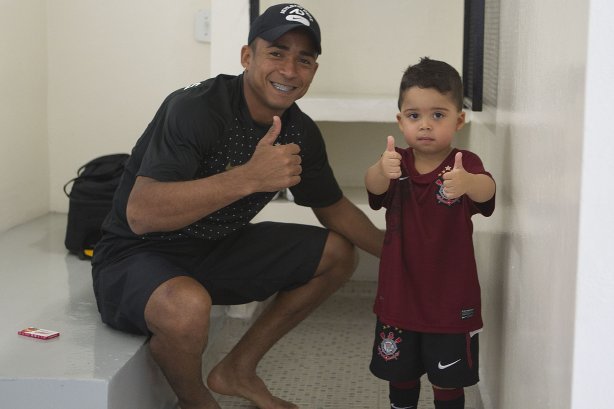 Jorge Henrique com seu filho Thiago nos vestiários antes da partida entre Corinthians x Avaí, realizada esta tarde no estádio do Pacaembu, válida pela 32ª rodada do Campeonato Brasileiro de 2011