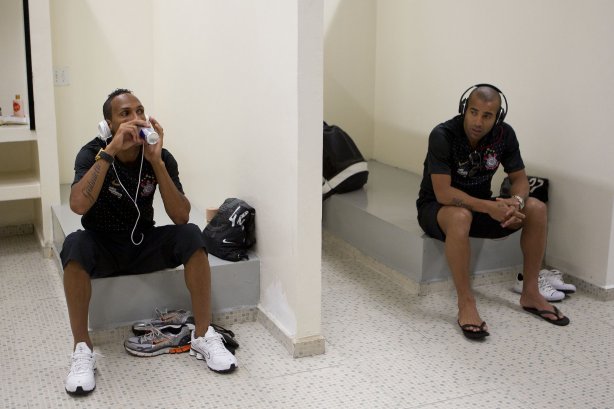Liedson e Emerson nos vestiários antes da partida entre Corinthians x Avaí, realizada esta tarde no estádio do Pacaembu, válida pela 32ª rodada do Campeonato Brasileiro de 2011