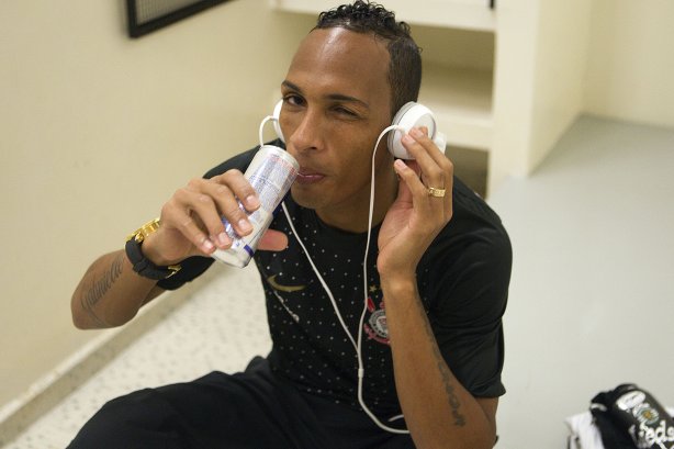 Liedson nos vestiários antes da partida entre Corinthians x Avaí, realizada esta tarde no estádio do Pacaembu, válida pela 32ª rodada do Campeonato Brasileiro de 2011