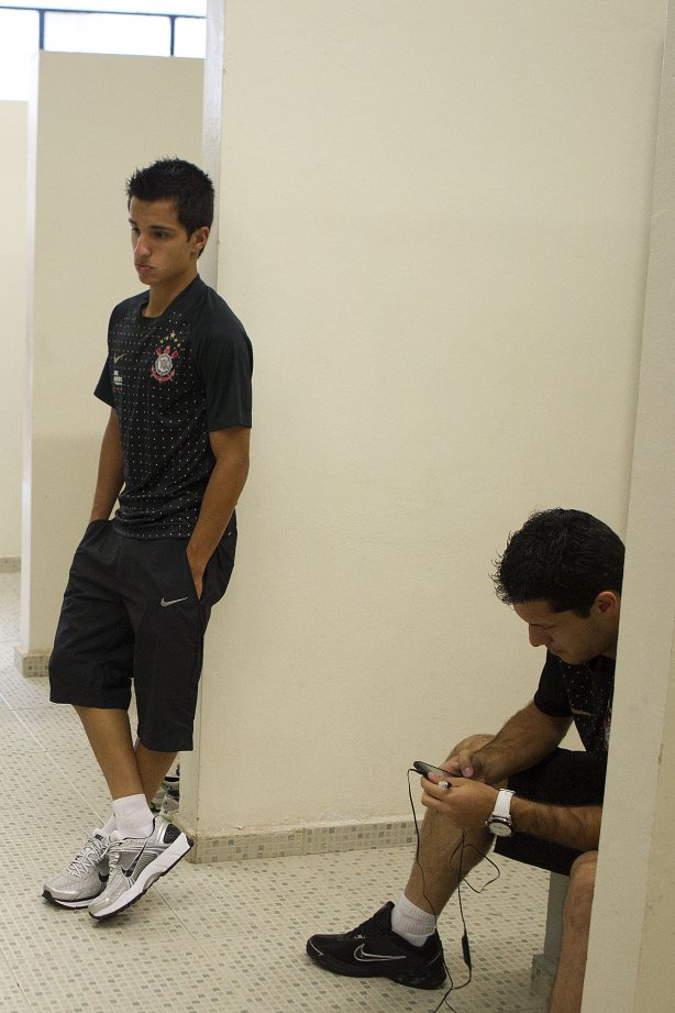 Matheus e Bruno Octavio nos vestiários antes da partida entre Corinthians x Avaí, realizada esta tarde no estádio do Pacaembu, válida pela 32ª rodada do Campeonato Brasileiro de 2011