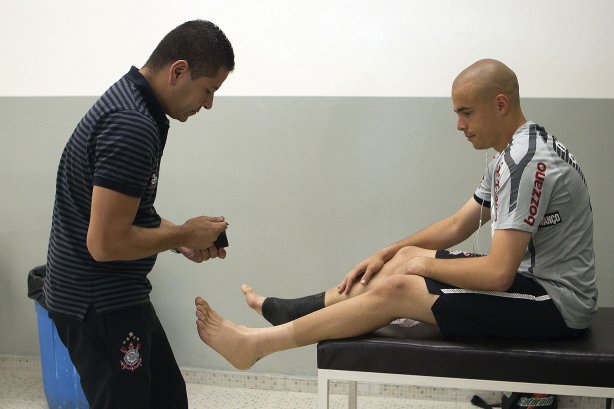O enfermeiro Cleber Costa coloca faixa nos pes de Julio Cesar nos vestiários antes da partida entre Corinthians x Avaí, realizada esta tarde no estádio do Pacaembu, válida pela 32ª rodada do Campeonato Brasileiro de 2011