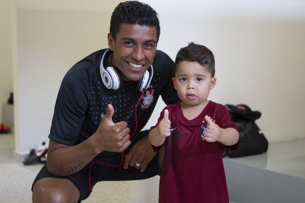 Paulinho com Thiago, filho de Jorge Henrique nos vestiários antes da partida entre Corinthians x Avaí, realizada esta tarde no estádio do Pacaembu, válida pela 32ª rodada do Campeonato Brasileiro de 2011