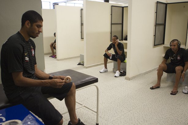 Wallace ; Liedson e Emerson nos vestiários antes da partida entre Corinthians x Avaí, realizada esta tarde no estádio do Pacaembu, válida pela 32ª rodada do Campeonato Brasileiro de 2011