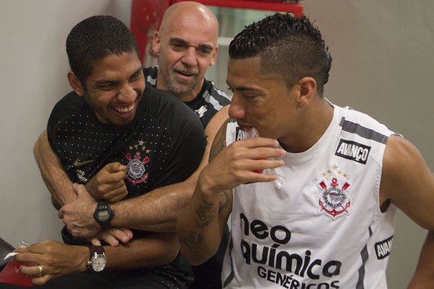 Wallace; o mordomo Edizio e Ralf nos vestiários antes da partida entre Corinthians x Avaí, realizada esta tarde no estádio do Pacaembu, válida pela 32ª rodada do Campeonato Brasileiro de 2011